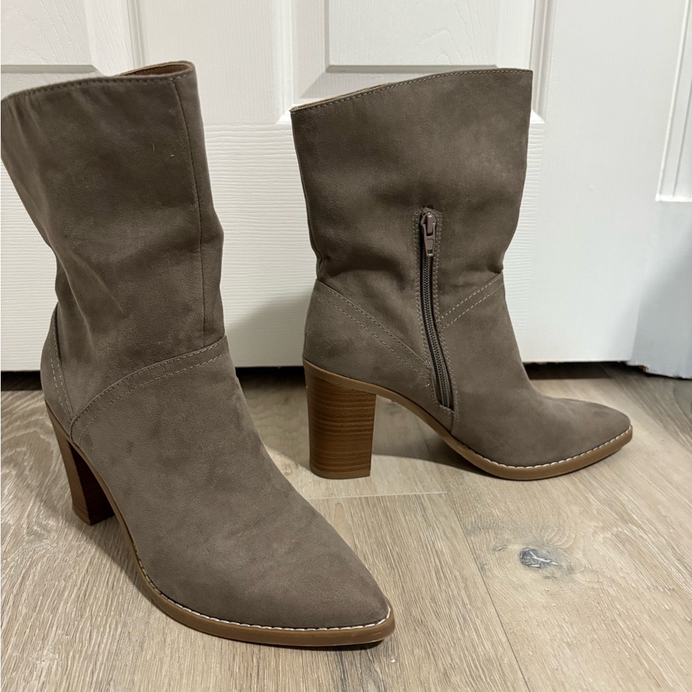 Universal Thread Gray Ankle Boots with Side Zipper and Stacked Heel